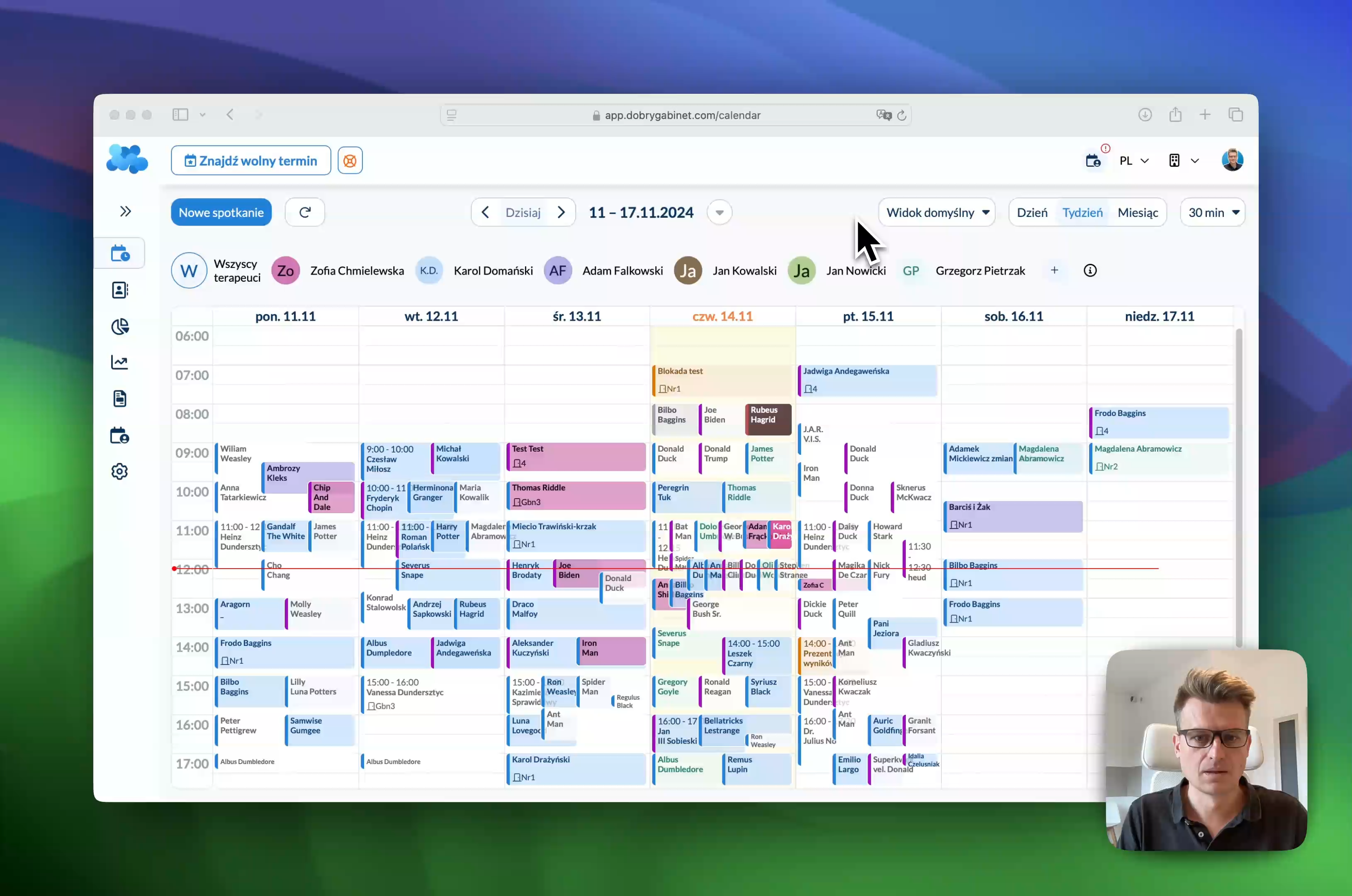 Dowiedz się, jak korzystać z kalendarza na wielu stanowiskach.